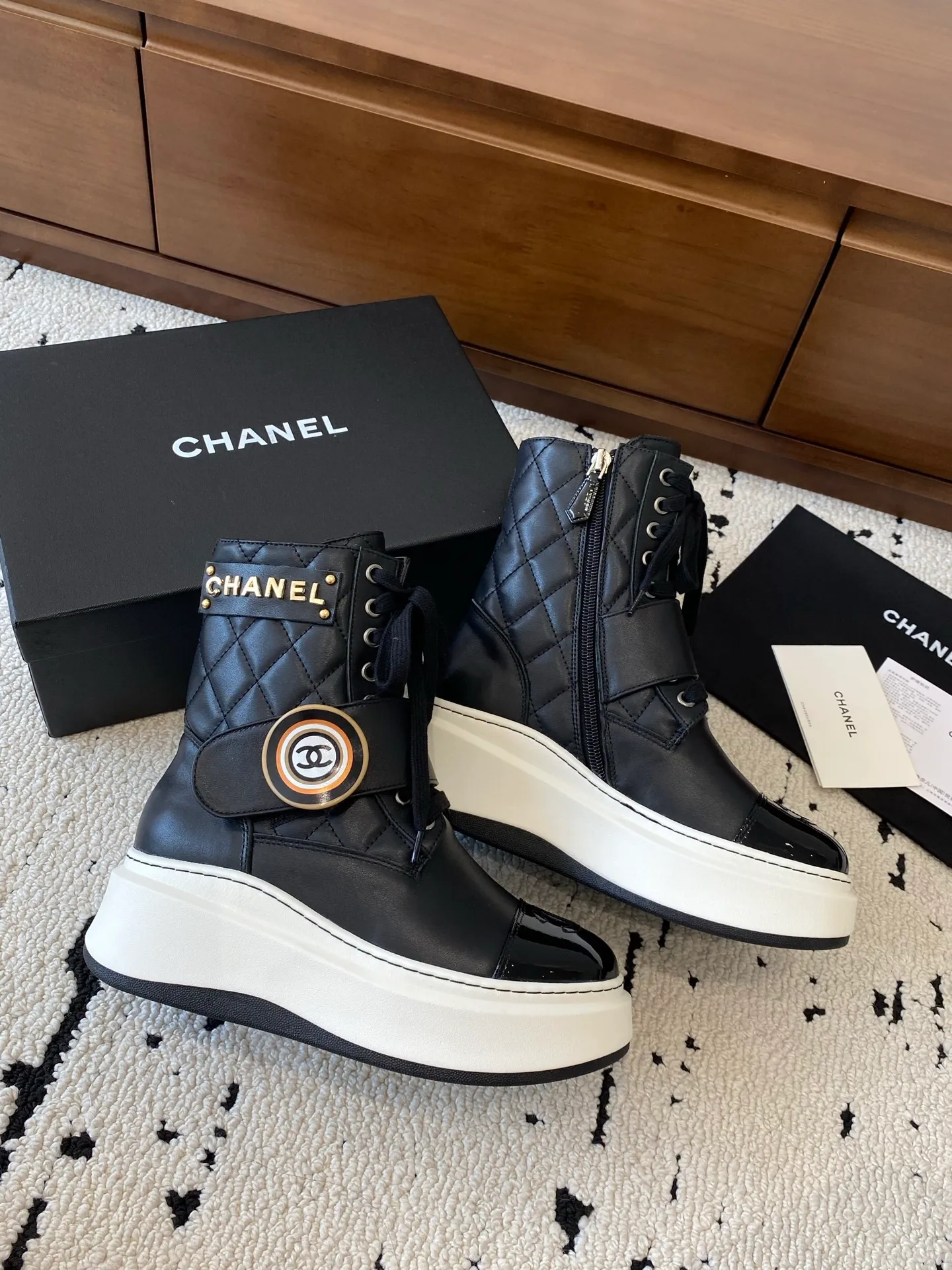 👟👟Ex-factory price 760👟👟 CHANEL 2025s autumn and winter series thick-soled short boots, made of imported cowhide, with an additional height of 5cm to show leg length. The boots follow Chanel's classic rhombus pattern, and add this year's popular sun buckle. Xiao Meimei likes it especially. This is Chanel's hot style for autumn and winter this year. With the traditional inner zipper, it is easy to put on the feet and super comfortable. It is a must-have for this autumn and winter. Upper material: imported cowhide with rhombus microfiber, washed denim ❤︎ Consistently authentic ❤︎ Outsole: original Italian TPU foam outsole Number of yards: 35-40 (Customized size 40 is non-refundable and non-exchangeable) Buy now 👉 Buy now 👉 Buy now 👉 Buy now 👉